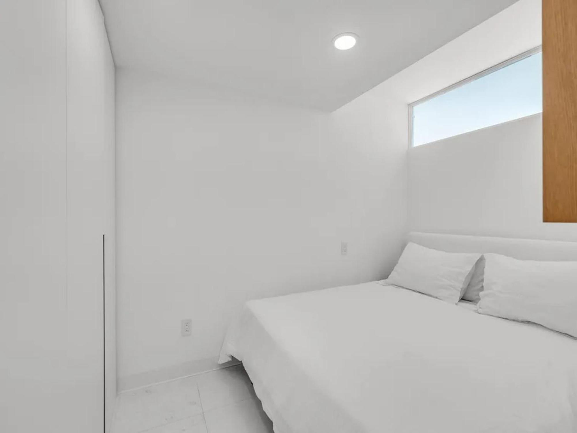 Modern Bayview With Balcony In
