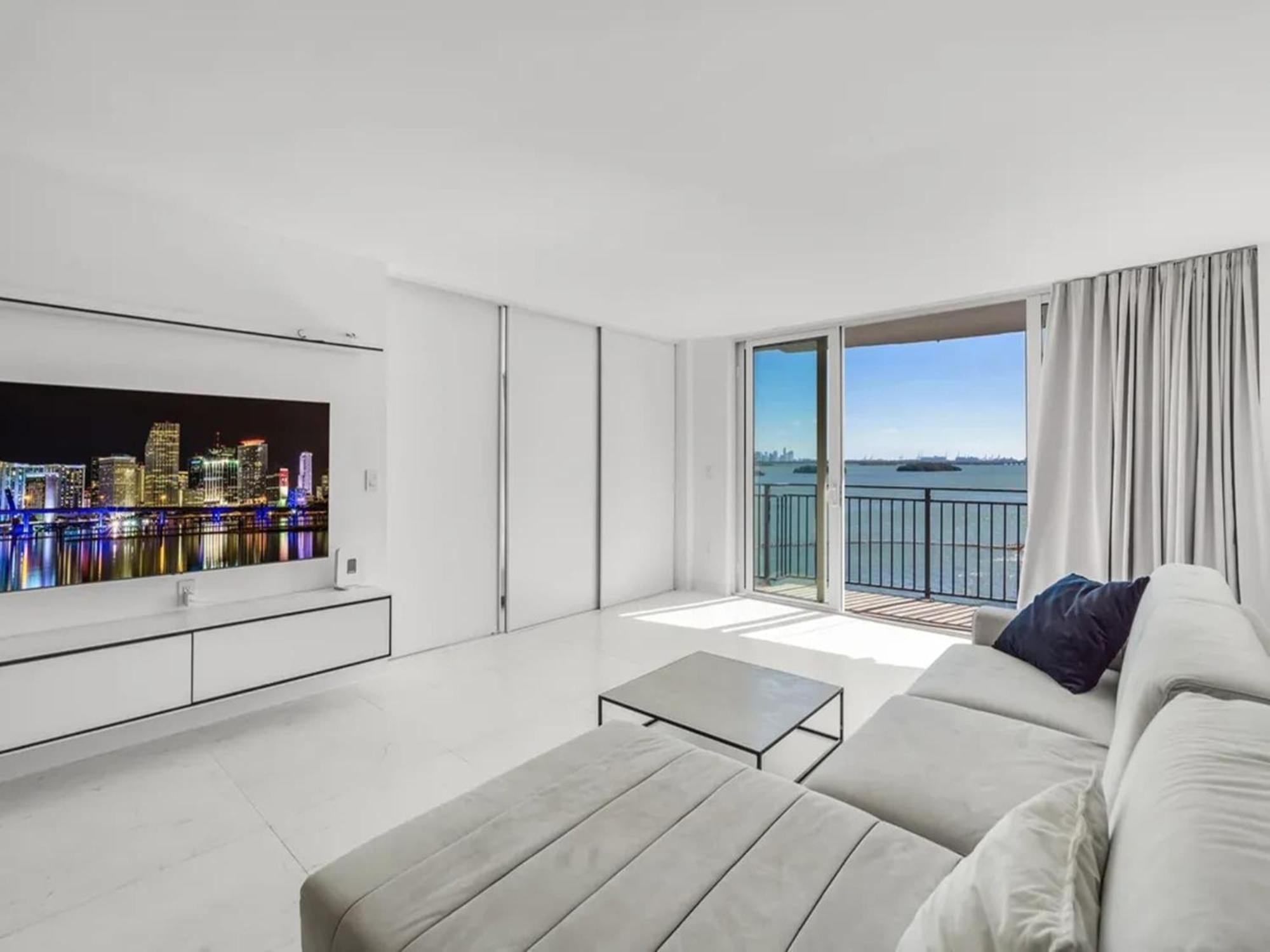 Modern Bayview With Balcony In *