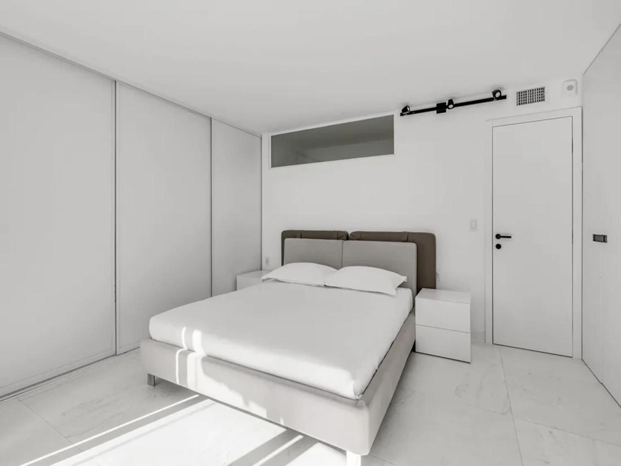 Modern Bayview With Balcony In *