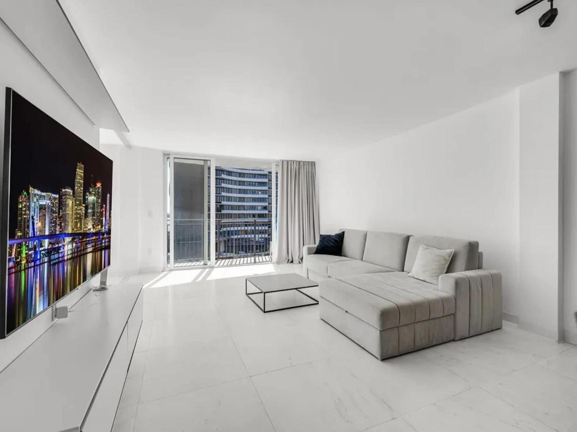 Modern Bayview With Balcony In Apartamento Miami